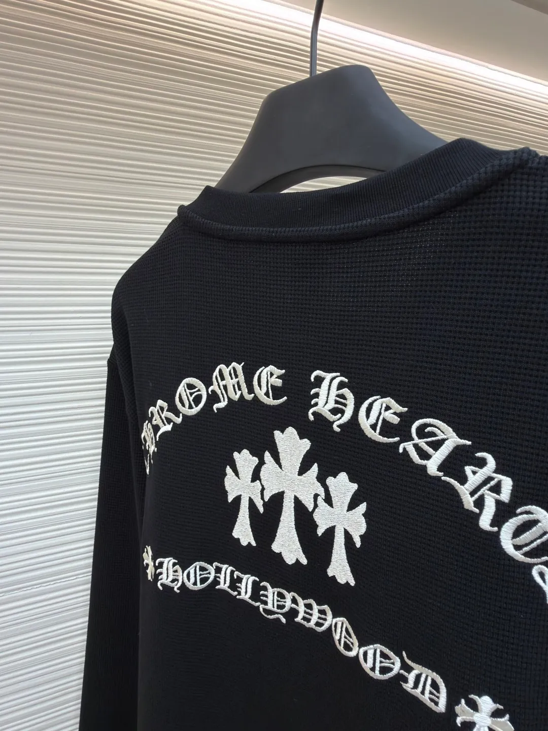 Chrome Hearts waffle embroidered long-sleeved T-shirt ●Item number: 1681979-A75 ●Material: cotton fabric ●Technology: embroidery production ●Color: black ●Version: loose fit ●Weight: about 490 grams ●Size: S-M-L-XL ●Description: The fabric is made of 32-count knitted waffle 100% cotton 460g fabric, matching 1x1 thread, embroidery using Behringer embroidery machine, tatami 10,000-needle embroidery, and the debugging needles are flawless. The collar leather label is made of imported lambskin, and the mold is used for embossing. The collar buttons are custom-made with 925 engraving base plated double-eye buttons, and the specific three labels are washed. The overall wiring is straight and delicate, the fabric is comfortable and soft, and the color is consistent without color difference. It can be matched with the same style to create a fashionable look and control various occasions. Customized accessories, complete with three standards, same style for men and women!